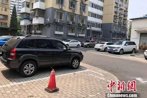 北京某小区内停在停车位或小区路边的车。<a target='_blank' href='http://www.chinanews.com/' >中新网</a>记者 程春雨 摄